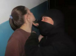 Девушку возле школы до смерти изрезал ее знакомый в маске