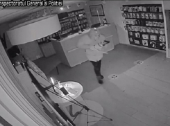«Надел парик и пошел воровать» - в Криулянах задержан молодой человек, ограбивший магазин сотового оператора