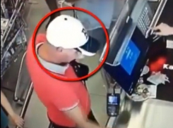 Мужчина, укравший кошелек в столичном магазине, попал на видео