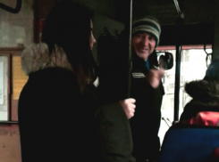 Извращенец, нагло хватающий девушку в одесском троллейбусе, попал на видео