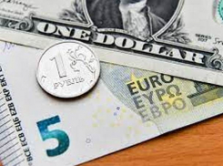 Евро и доллар снова упали в цене: курсы валют на вторник 