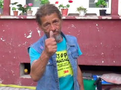 «Чудесное» исцеление парализованного попрошайки с эксцентричным танцем попало на видео