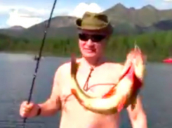 Опубликовано полное видео, как Путин загорал и ловил хищников в Тыве