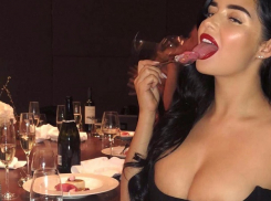 Наевшая огромные бедра для схожести с Кардашьян топ-модель сексуально съела десерт