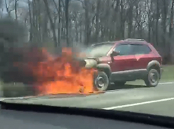 Эпично горящий внедорожник на трассе Кишинев - Леушены попал на видео  