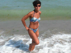 «У вас что, в море хоронят?» - россиянина шокировала лодка на пляже в Черноморске