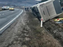 В Ниспоренском районе перевернулся автобус с возвращавшимися из Италии людьми