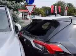 Инцидент у автосалона Toyota - автомобиль скатился с трала и протаранил выставленный на продажу внедорожник