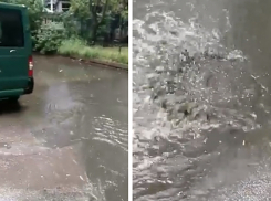 Зловонная вода из коллектора затопила двор в Кишиневе  