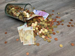 Новая неделя стартует падением курсов евро и доллара 