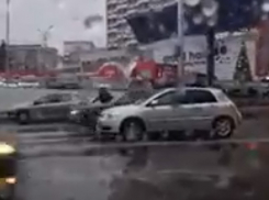 Добрые полицейские, спасшие водителя, попали на видео в Кишиневе 