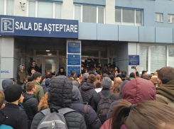 Унизительное отношение к людям спровоцировало давку у столичного МРЭО 