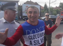 Сторонник унири со свастикой устроил драку с коммунистами у мемориала «Вечность»