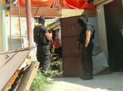 Сотрудники полиции в масках «накрыли» три подпольных предприятия в Кишиневе