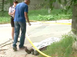 Окровавленного мертвого мужчину тащили как мешок «сомнительные товарищи» по улицам Кишинева