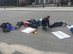 «Перформанс» от Киртоакэ и Билецкого в центре столицы - вышли посмешить людей напоминаниями о «кровавом режиме»