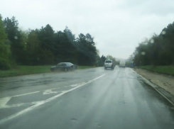 В Кишиневе автомобиль занесло на мокрой трассе и унесло в кювет
