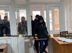 У здания суда собрались сотрудники инспектората расследований на фоне дела о крупнейшей взятке