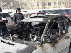 Два элитных авто сгорели при загадочных обстоятельствах на Чеканах