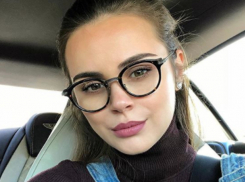 Сексуальные наряды Ксения Дели сменила на практичный комбинезон для беременных 