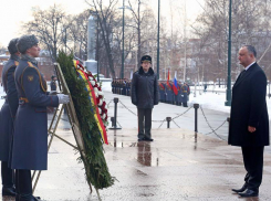 Игорь Додон возложил венок к Могиле Неизвестного Солдата в Москве
