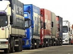 Водителей грузовиков из Молдовы румыны заставили мучиться в очереди на морозе