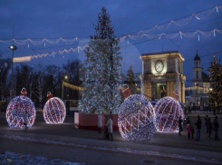 Центр Кишинева превратили в сияющую сказку с гигантскими шарами