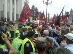 Массовые столкновения возмущенных шахтеров с полицией произошли в Киеве: есть пострадавшие
