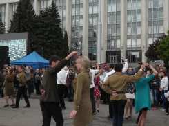 В центре Кишинева десятки пар станцуют Вальс Победы 