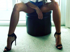 Известные девушки массово раздвинули ноги: оригинальный протест 