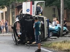 Машина скорой помощи перевернулась в центре Кишинева: три человека пострадали