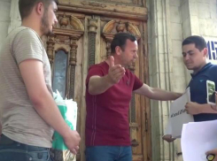 Девушки и юноши принесли памперсы для Андрея Нэстасе и сняли на видео его агрессивного брата 