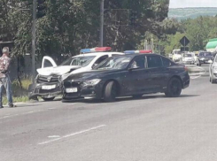 На Балканском шоссе BMW врезался в машину полиции, оба авто серьёзно повреждены