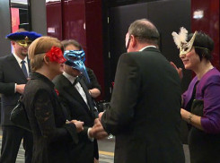 Элита Молдовы спряталась под венецианскими масками, чтобы собрать деньги на лечение пятерых детей 