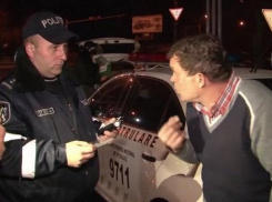 Водитель в сильнейшем опьянении попал на видео в Хынчештах и заявил, что он пешеход  