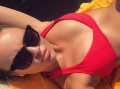 Сексуальная поп-дива показала «тайного» любовника и видео своего заплыва