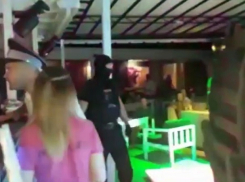 Полицейские в масках и бронежилетах ворвались в ночные клубы столицы