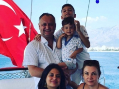 Фото с президентом и его семьей опубликовала почетный консул Молдовы в Анталии 