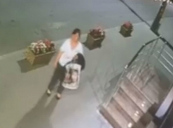 Странная «цветочная преступница» в Кишиневе позорно попала на видео