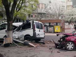 Жесткое столкновение и снос светофора совершил водитель, проскочивший на красный