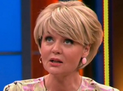 Юлия Меньшова заявила о закрытии программы Первого канала «Наедине со всеми» 