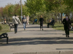 На ремонте аллеи бульвара Мирча чел Бэтрын сегодня трудились лишь двое рабочих