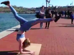 Обнаженная девушка занялась на улице йогой: любопытное видео