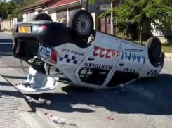 Перевернувшийся автомобиль такси после столкновения на Буюканах сняли на видео