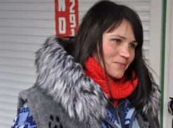 Бутылку дешевого шампанского распил мужчина с продавщицами Центрального рынка, которые поссорились из-за его 20 тысяч