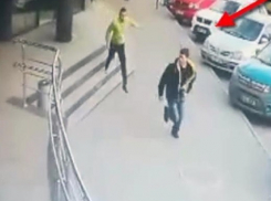 Ограбившая косметический магазин в Кишиневе глупая парочка попала на видео