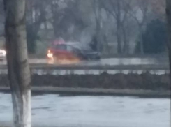 В Кишиневе посреди улицы загорелся автомобиль