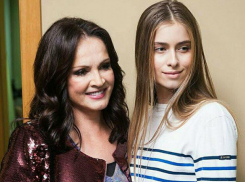 София Ротару трогательно поздравила длинноногую внучку-модель, оседлавшую красный мопед