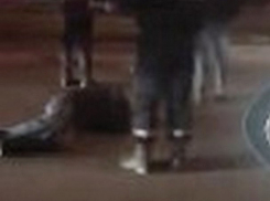 Попавшего под колеса автомобиля на виадуке в Кишиневе мужчину сняли на видео 