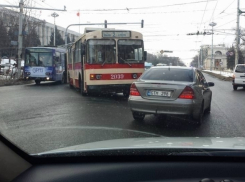 Поломанный троллейбус спровоцировал километровые пробки в центре Кишинева 